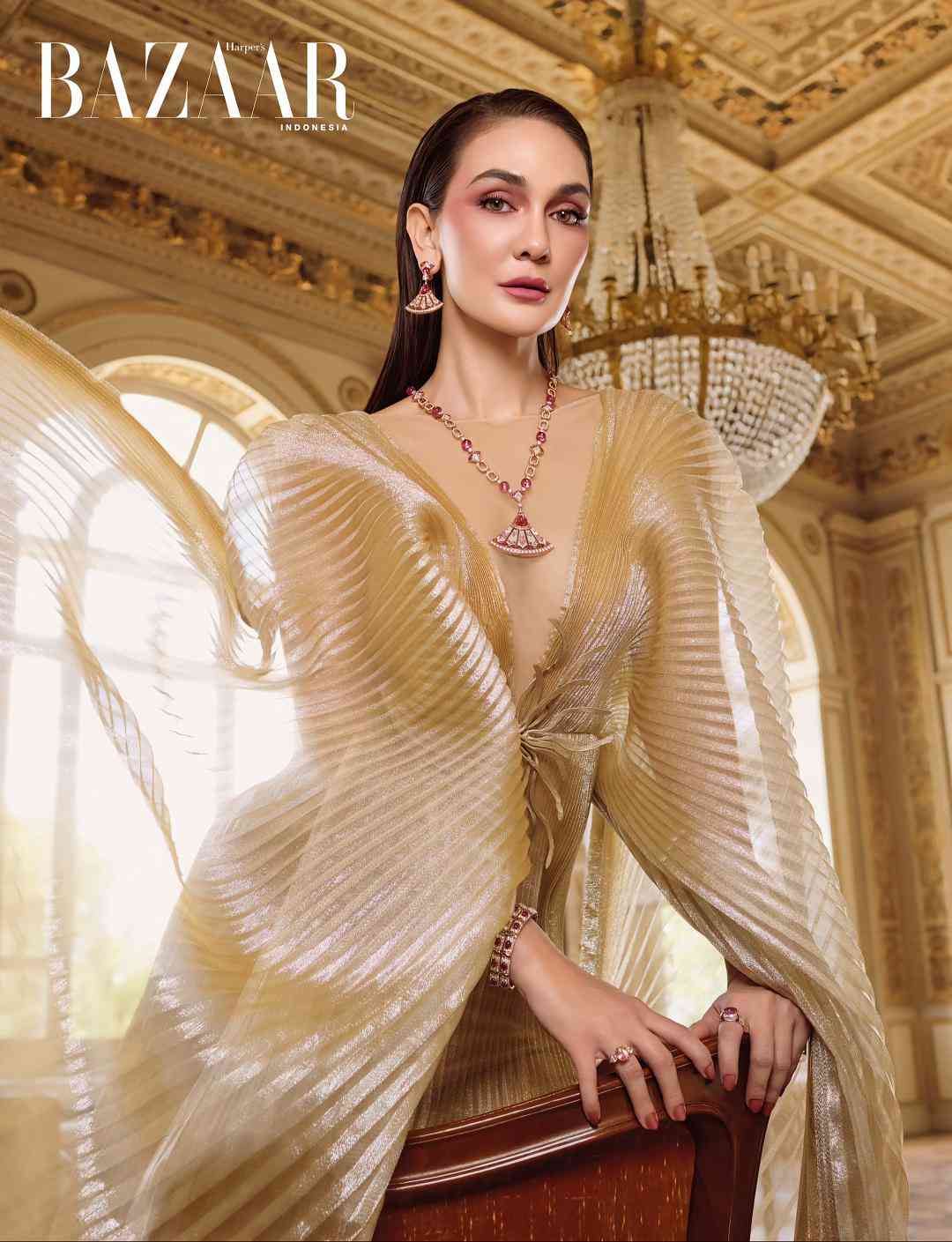 Luna Maya tampil glamor memekai perhiasan mewah. Foto : TikTok/lunamaya