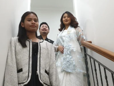 Adelways, julius (tengah), Maria Acintya usai tampil di perayaan kemerdekaan Republik Bulgaria yang ke 116 tahun. (Foto: Agnes/Nyata)