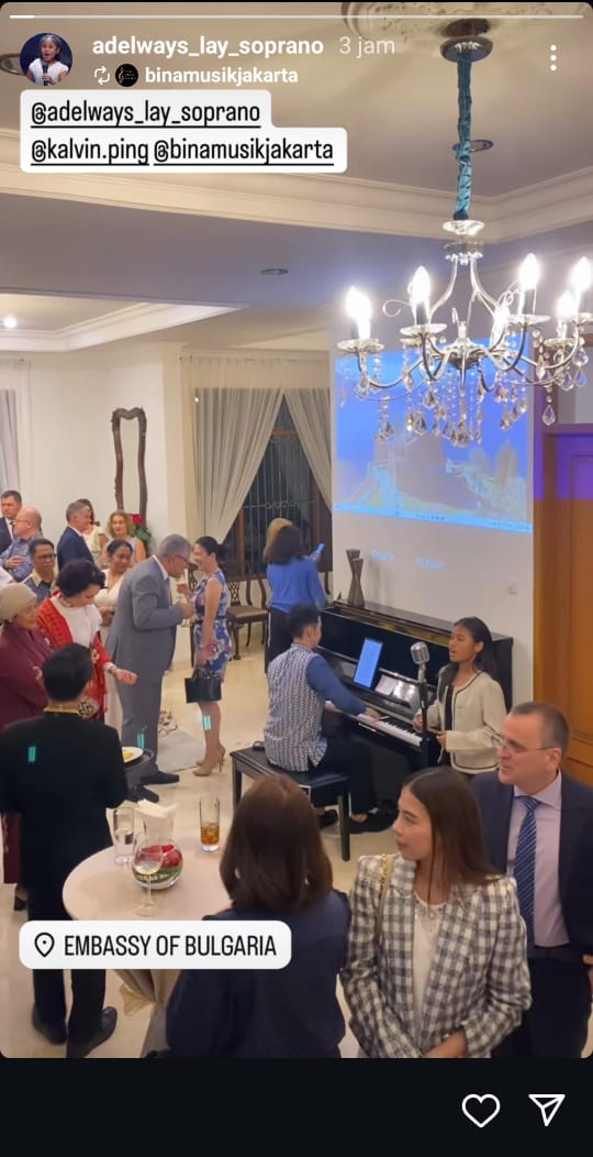 Adelways saat membawakan lagu 'Mein Herr Marquis' di Kedutaan Besar Republik Bulgaria untuk Indonesia pada Senin (23/9) malam. (Foto: Instagram/adelways_lay_soprano)
