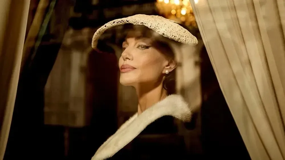 Angelina Jolie Berlatih 7 Bulan Jadi Penyanyi Opera Maria Callas