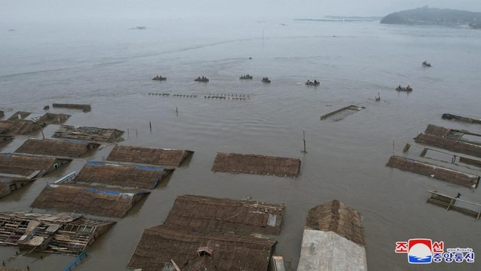 Ribuan rumah di Korut terendam banjir akibat hujan lebat yang terus mengguyur. (Foto: Reuters)
