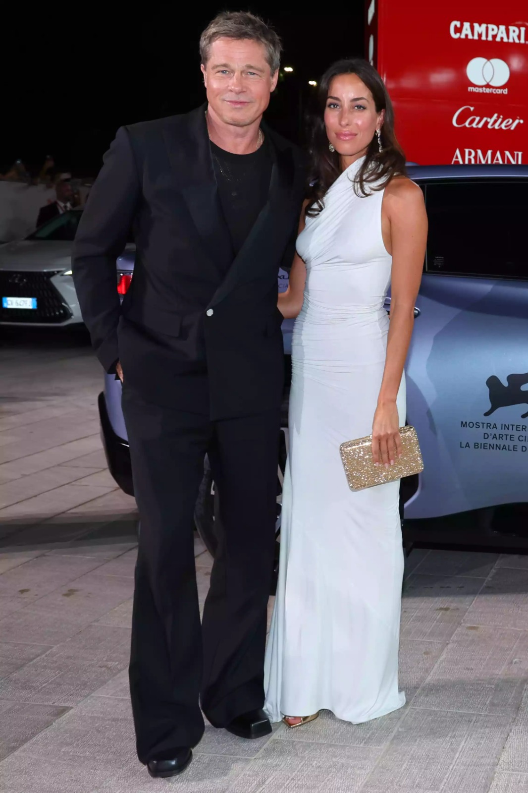 Brad Pitt dan Ines de Ramon menghadiri pemutaran perdana 'Wolfs' di Venesia, Italia, pada 1 September 2024. (Foto: Daniele Venturelli/WireImage)