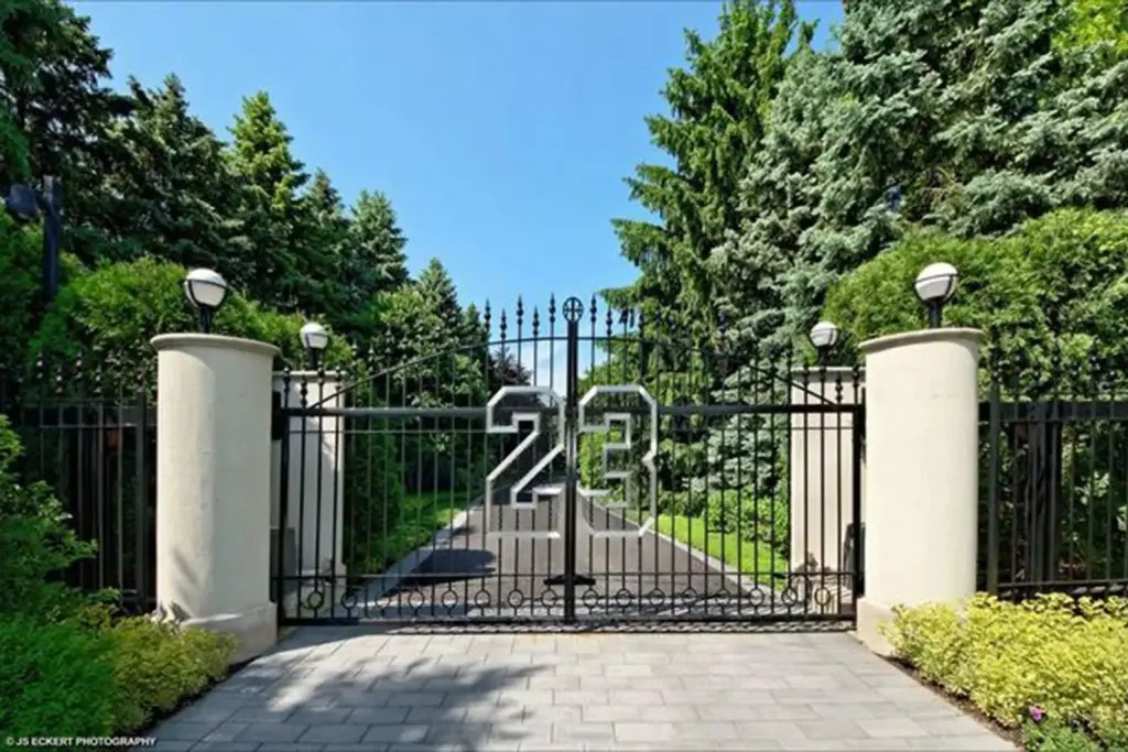 Gerbang ikonik rumah Michael Jordan di Chicago. (Foto: Getty/NYP)