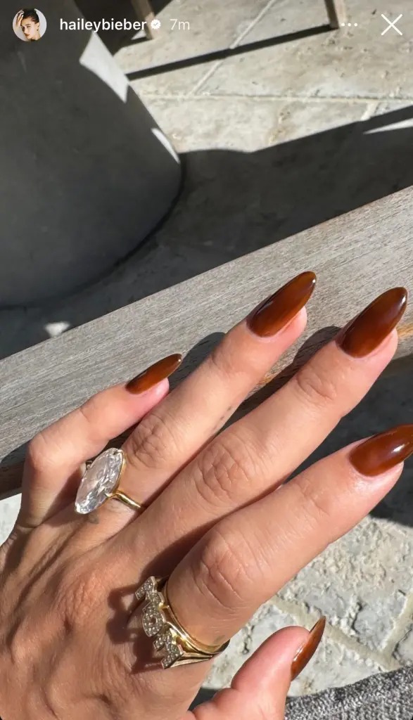 Cincin berlian bertuliskan 'MOM' terlihat di jari telunjunk tangan kiri Hailey Bieber. (Foto: Tangkapan layar Instagram Story/haileybieber)