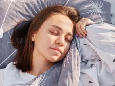 ILUSTRASI: Masalah rambut rontok saat tidur. Foto : Freepik