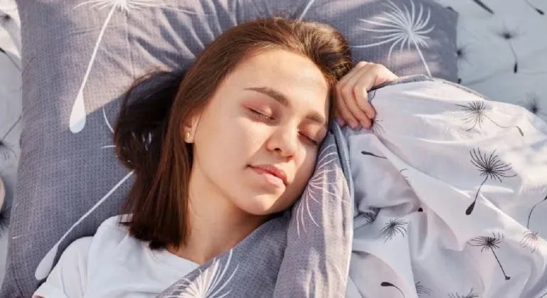 Wajib Tahu, Ini Penyebab Masalah Rambut Rontok saat Tidur