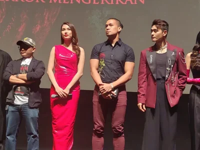 Frederika Alexis Cull (tiga dari kiri) memulai debutnya dalam film bergenre horor yang berjudul 'Malam Keramat'. (Foto: Bayu/Nyata)