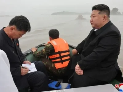 Kim Jong Un saat mengunjungi daerah yang dilanda banjir. (Foto: Reuters)