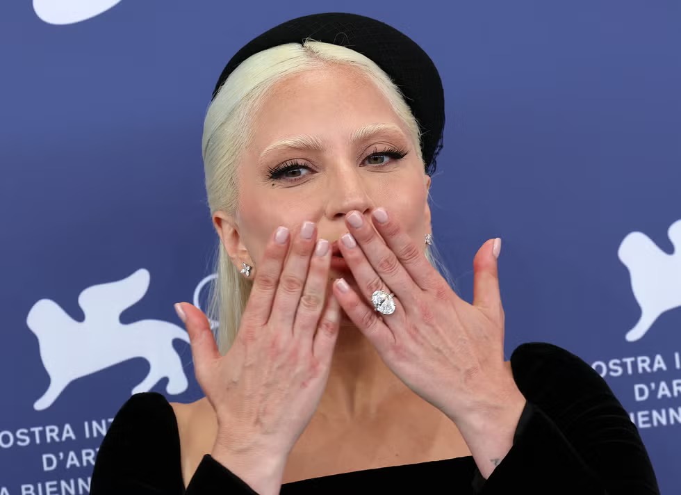 Lady Gaga memamerkan cincin pertunangannya di pemutaran perdana film sekuel Joker di Festival Film Venesia. (Foto: Elisabetta/Getty Images)