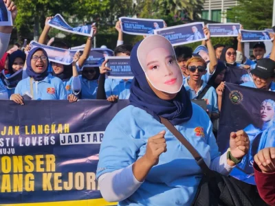 Para penggemar Lesti Kejora menggelar pawai untuk menyambut konser perdana idolanya. (Foto: Bayu/Nyata)