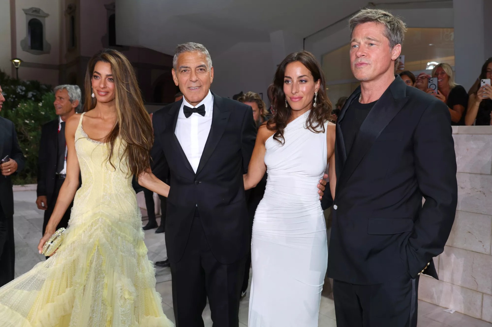Dari kiri: Amal Clooney, George Clooney, Brad Pitt dan Ines de Ramon di pemutaran perdana 'Wolfs', Festival Film Venesia 2024. (Foto: Pascal Le Segretain/Getty)