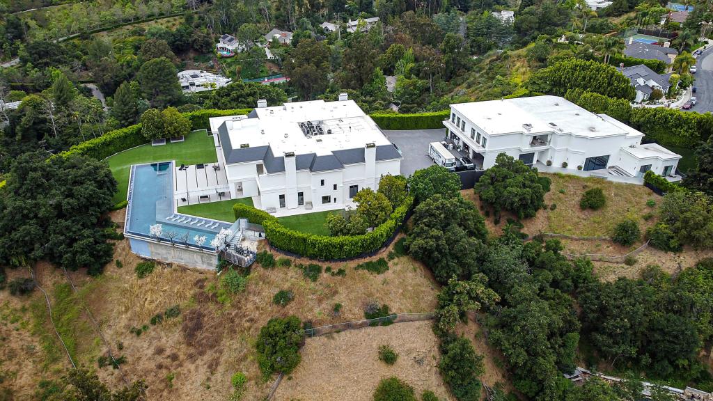 Rumah mewah JLo dan Ben. Foto: Dok. CelebCandidly/MEGA via New York Post