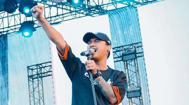 Heboh, Gilga Sahid Membanting Mic saat Manggung di Cirebon