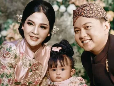 Anak Denny Caknan, Dek Cunda, menjalani tradisi Tedak Siten. Foto : Instagram/denny_caknan