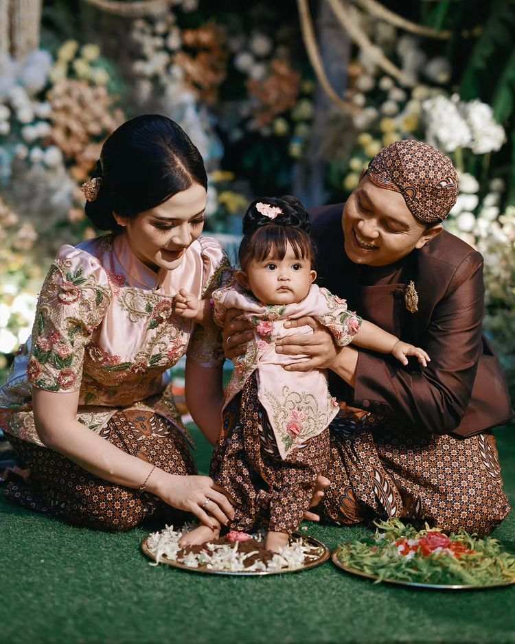 Cunda mengikuti prosesi Tedak Sinten. Foto : Instagram/denny_caknan