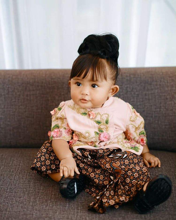 Cunda tampil menggemaskan dengan kebaya serta sanggul rambut. Foto : Instagram/denny_caknan