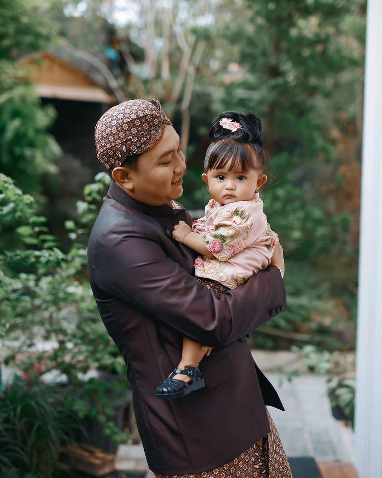 Cunda saat digendong Denny Caknan di acara Tedak Sinten. Foto : Instagram/denny_caknan