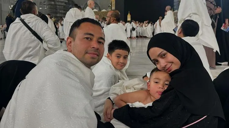 Rangkul Rafathar, Raffi Ahmad Nangis Cium Ka’bah saat Umrah
