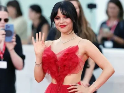 Jenna Ortega saat menghadiri Festival Film Venesia 2024. Foto: Dok. Instagram @justjares