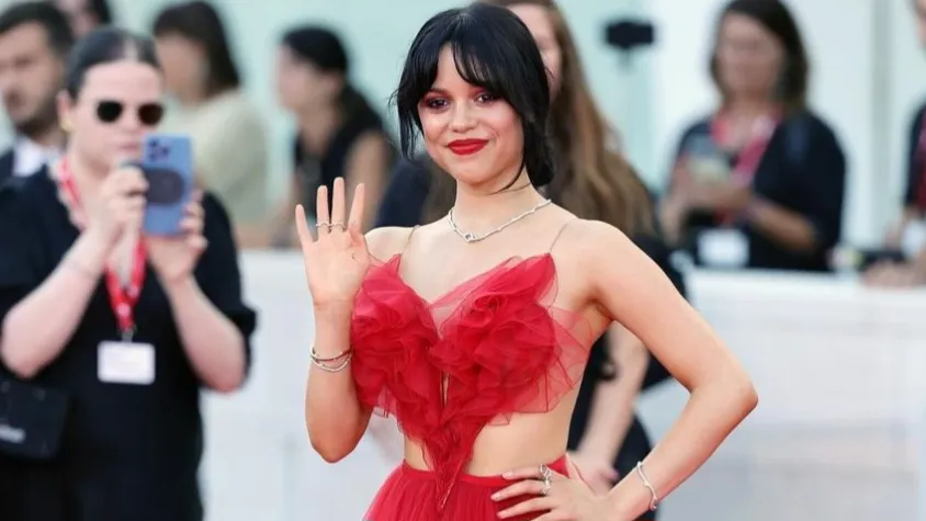 Gaya Busana Jenna Ortega, Representasi Film Horor ‘Beetlejuice’