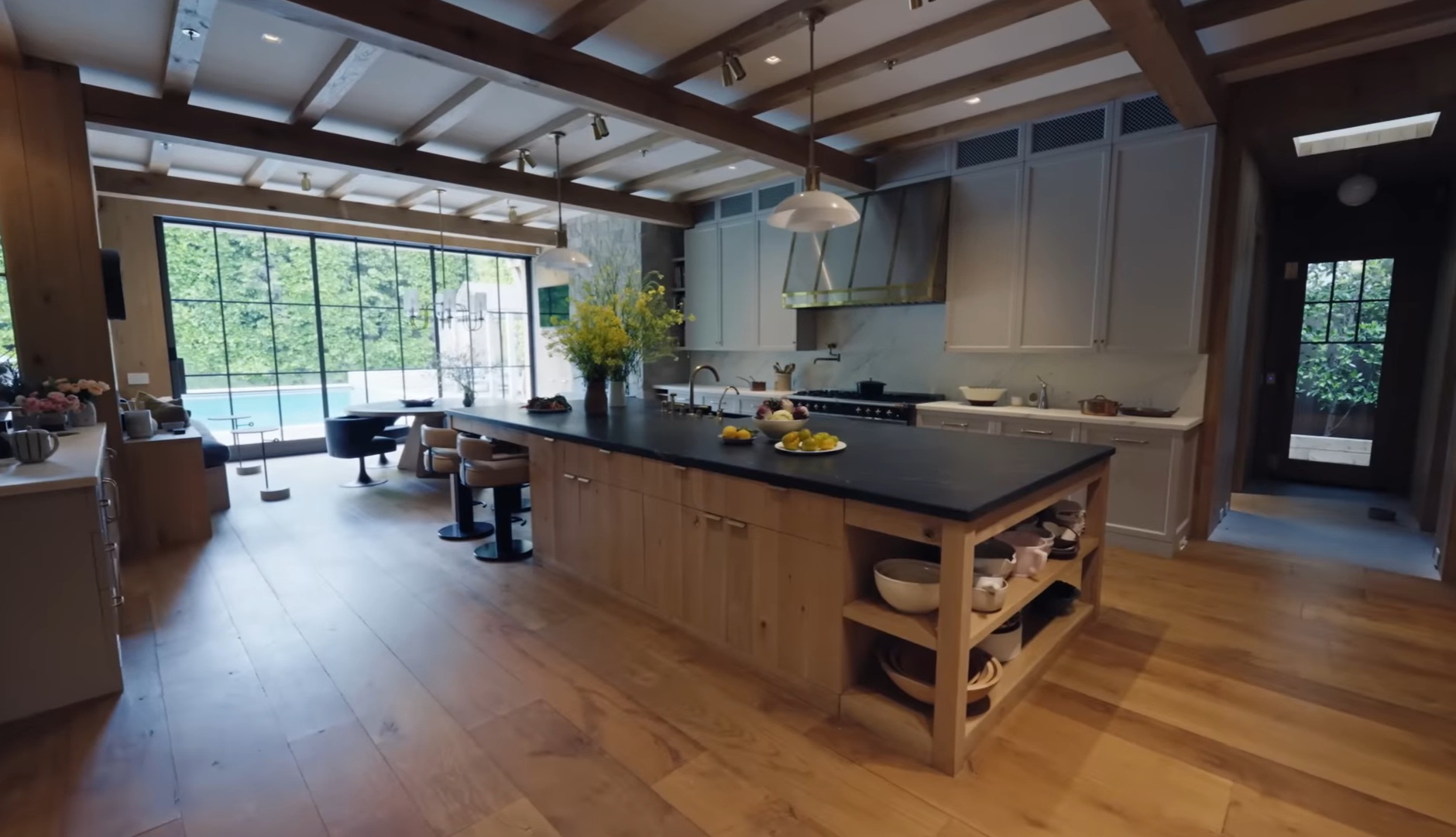 Dapur dominasi ornamen kayu. Foto: Dok. YouTube Archdigest