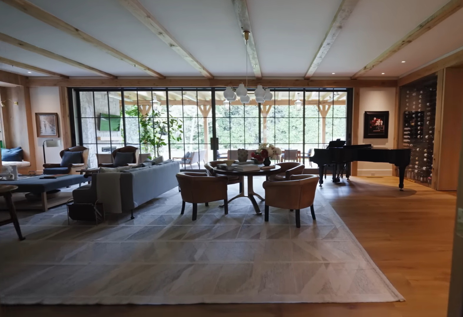 Ruang tamu. Foto: Dok. YouTube Archdigest