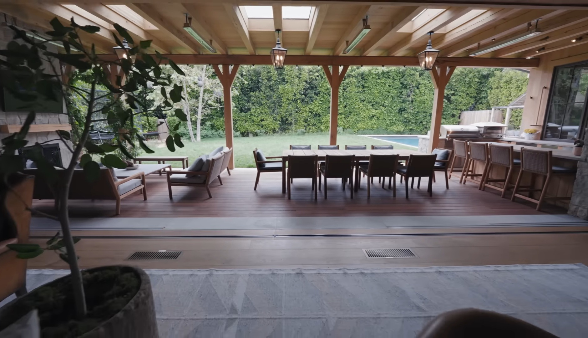 Ruang tamu outdoor. Foto: Dok. YouTube Archdigest
