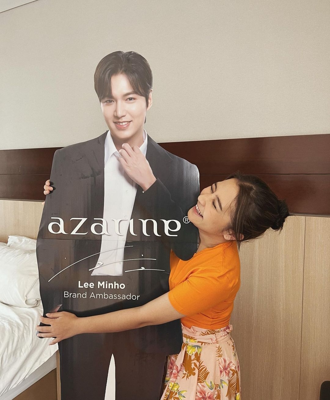 Prilly memeluk standee Lee Min Ho. Foto: Dok. Instagram @prillylatuconsina96