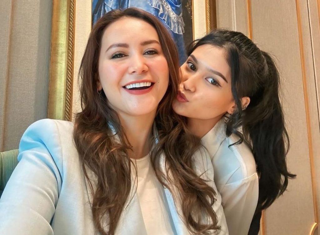Kedekatan Shyeika dengan ibunya (Foto: Instagram/shyeikaaa)
