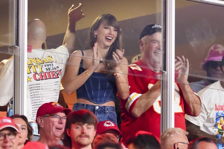 Taylor Swift saat bersama ayah Travis Kelce, Ed Kelce. (Foto: Dok. AP)