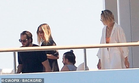 Gigi bersama dengan teman selebriti lain. Foto: Dok. Backgrid via Daily Mail