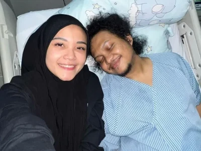 Zulfati Indraloka saat mendampingi mendiang Babe Cabita di rumah sakit. Foto: Dok. Instagram @babecabiita