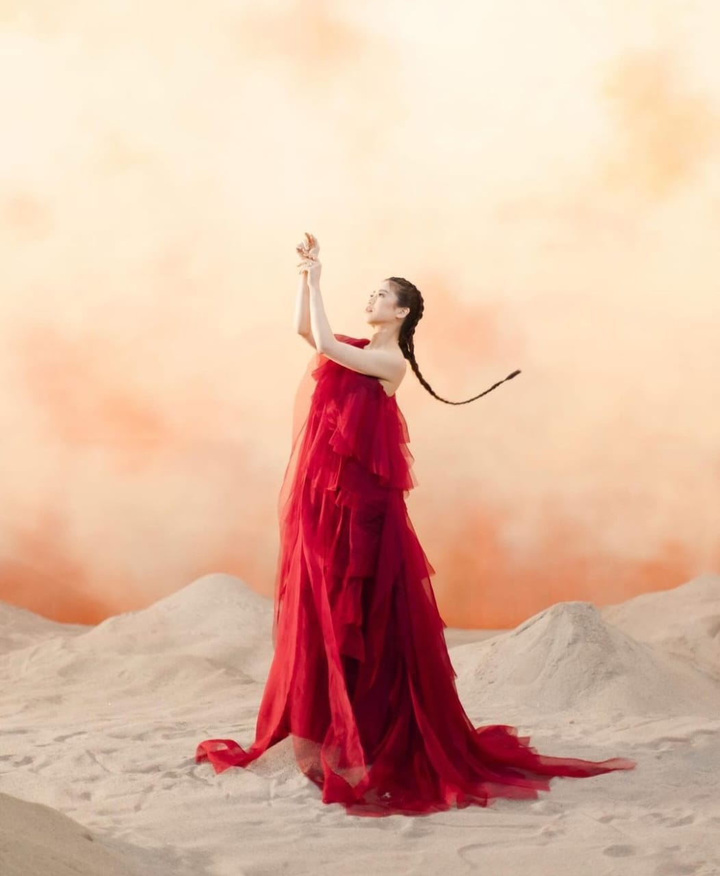 Clarissa dalam balutan gaun merah. Foto: Dok. Instagram @clarissatanoe