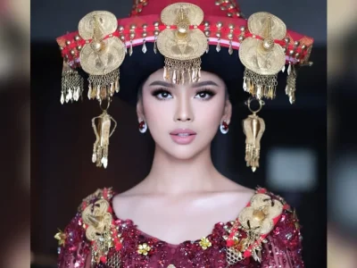 Penyanyi, Lyodra mengenakan baju adat Batak Karo untuk mengikuti misa bersama Paus Fransiskus di Stadion GBK. Foto : Instagram/slamwiyono