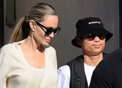 Angelina Jolie bersama anak angkatnya, Pax, saat makan siang di Beverly Hills, California. Foto: Dok. Daily Mail
