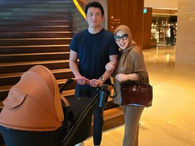 Syahrini dan Reino Barack ajak anak jalan-jalan. Foto: Dok. Instagram @princessyahrini