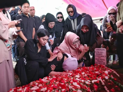 Artis Puput Novel di Makamkan di TPU Sanjaya, Kebayoran Baru, Jaksel, Senin (9/9/2024). Ibunda dan keluarga Puput mengantarkan almarhumah ke pemakaman. (Foto: Agnes)