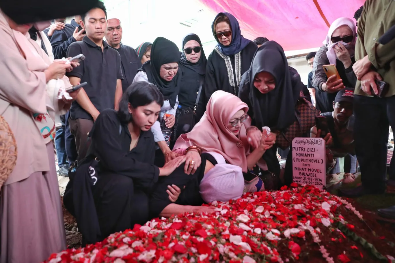 Ibunda Puput Novel Beri Pesan Terakhir di Pemakaman Putrinya