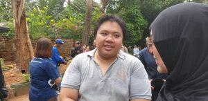 Adik Puput Novel, Baginda Sanjaya memberi keterangan di sela-sela pemakaman kakaknya Senin (9/9/2024). (Foto Agnes)