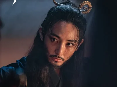 Lee Soo Hyuk berperan sebagai Go Bal Gi di drama 'Queen Woo'. Foto: Dok. Instagram @tving.official