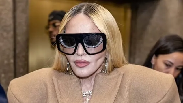 Gaya Unik Madonna Pakai Kacamata Double di NYFW 2024