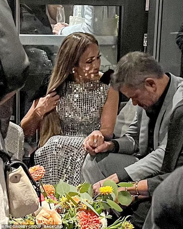 JLo dan Matt bergandengan tangan. Foto: Dok. Daily Mail