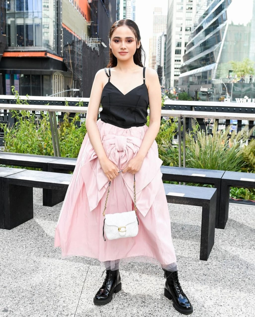 Syifa Hadju dengan busana pink hitam. Foto: Dok. Instagram @kanmogroup.fashion