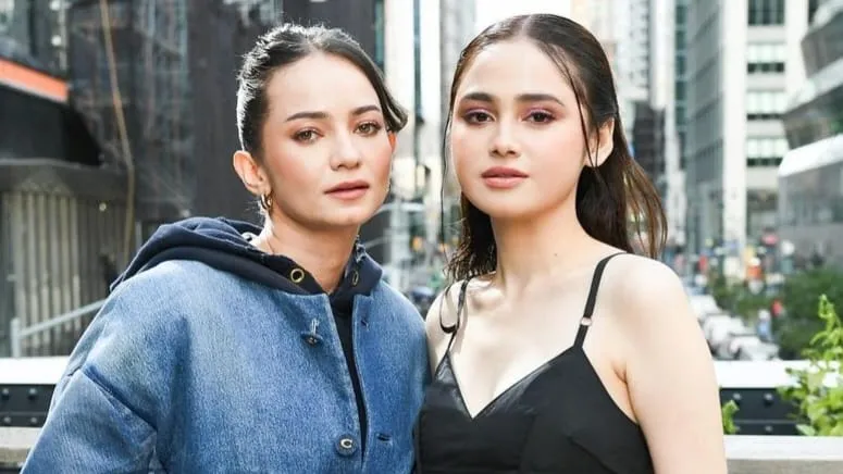 Gaya Busana Kontras Syifa Hadju dan Enzy Storia di NYFW 2024