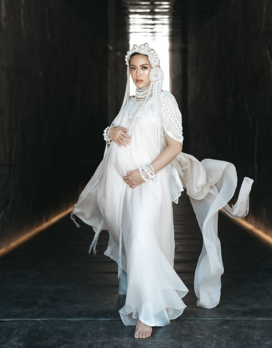 Gaya elegan maternity shoot Jedar. Foto: Dok. Instagram @inijedar