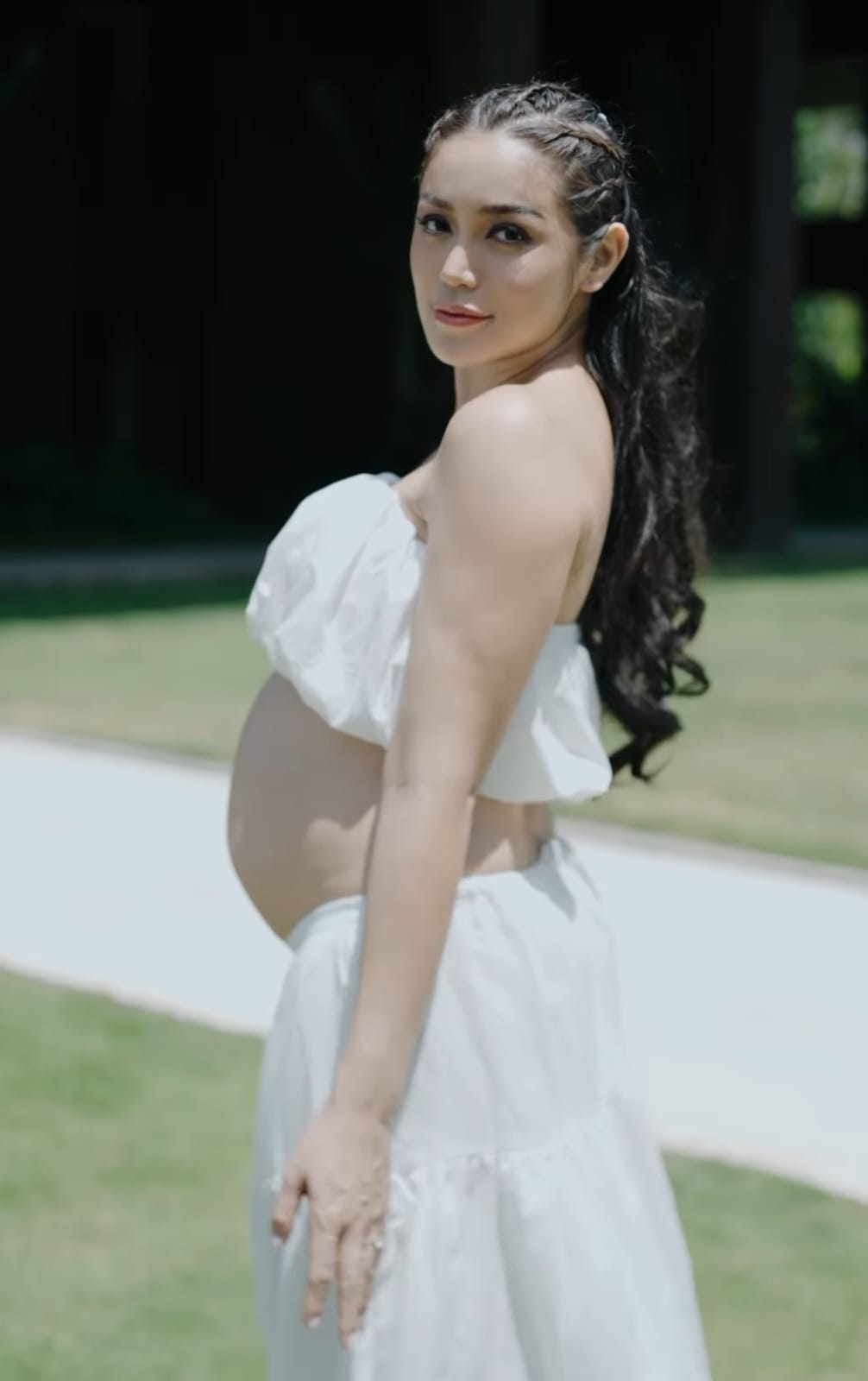 Tema maternity shoot kasual. Foto: Dok. Instagram @inijedar