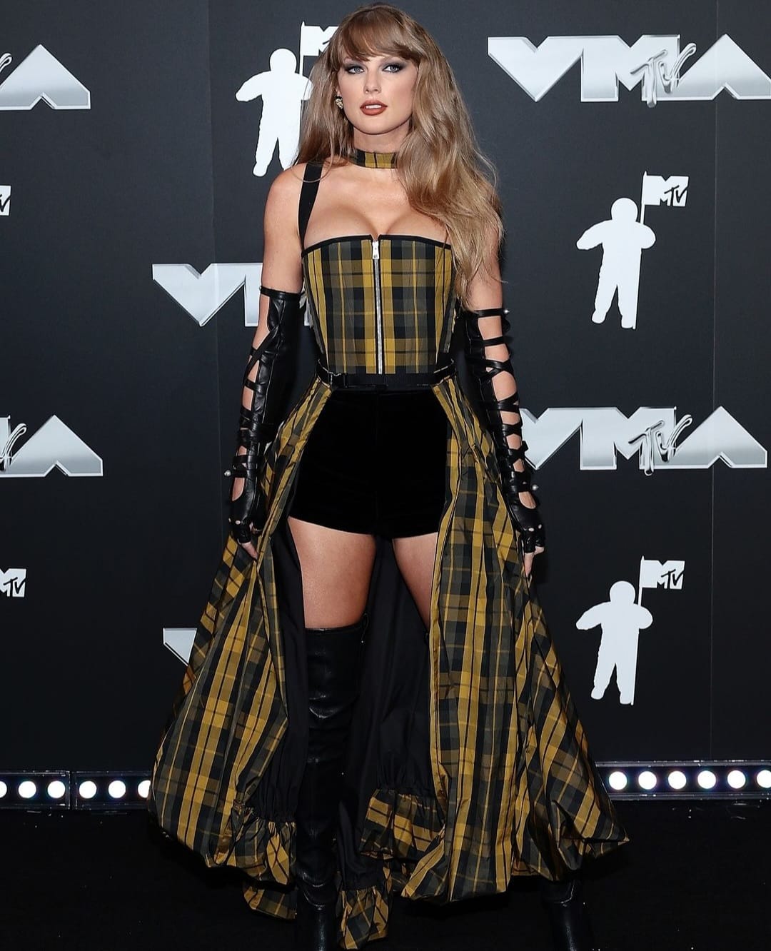 Taylor gunakan busana buatan Dior. Foto: Dok. Instagram @justjared