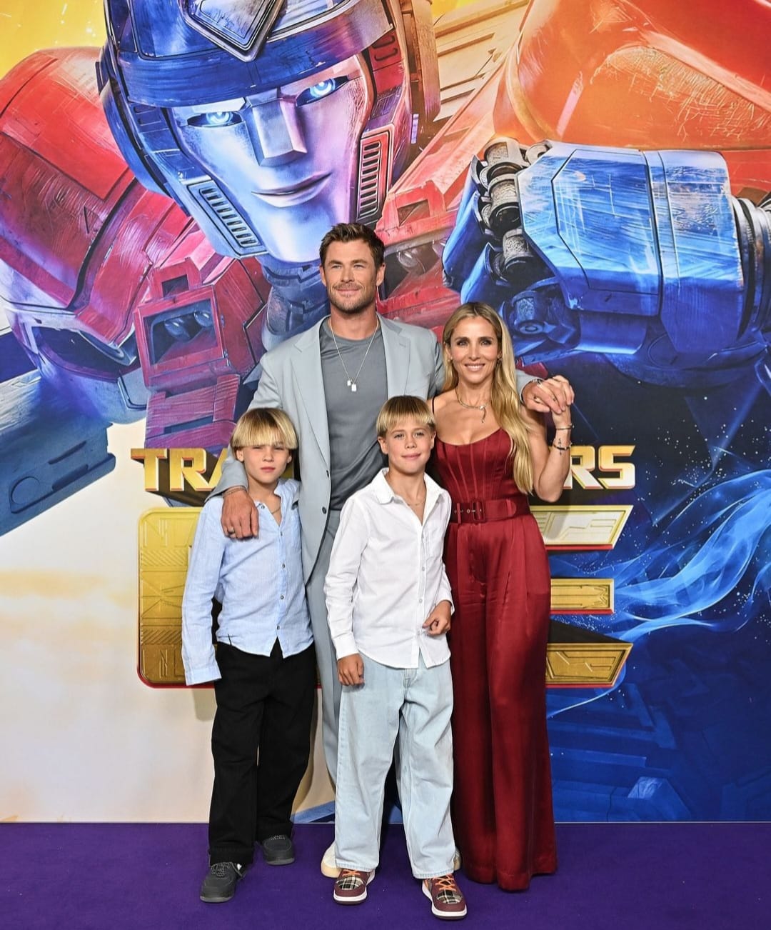 Chris bersama istri dan dua anak kembarnya. Foto: Dok. Instagram @chrishemsworth