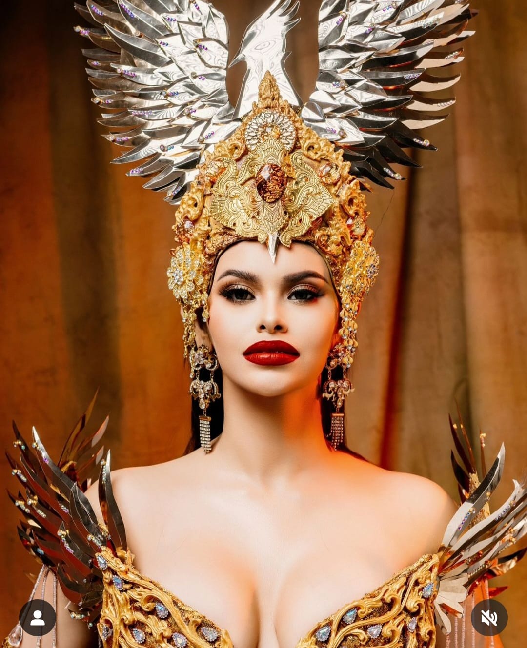 Makeup bold dan mahkota burung Garuda. Foto: Dok. Instagram @yayasanduniamegabintang