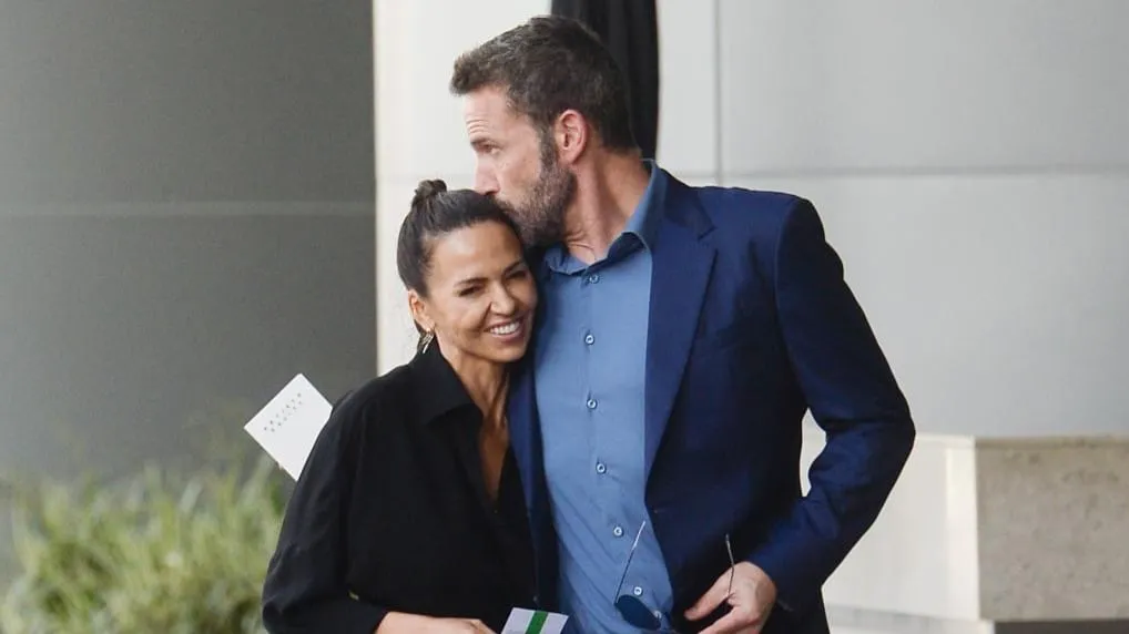 Ben Affleck Tertangkap Kamera saat Cium Kening Istri Matt Damon